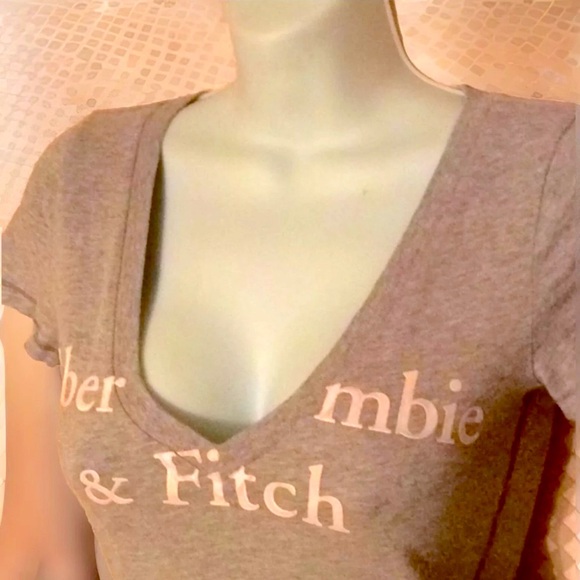 ➡️ABERCROMBIE & FITCH⬅️ PLUNGE V-NECK GRAPHIC LOGO FITTED T-SHIRT EUC🩶 - Picture 3 of 6
